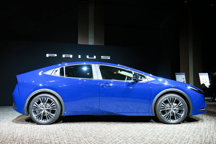 トヨタ・プリウス2.0L HEVプロトタイプ（サイドビュー）