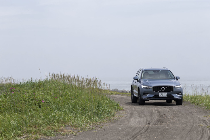 函館周辺で1泊し、翌日は洞爺湖方面に戻る。209mmが確保される最低地上高（エアサス仕様の値）と4WDにより、写真のような砂利道でも安心して走れた。