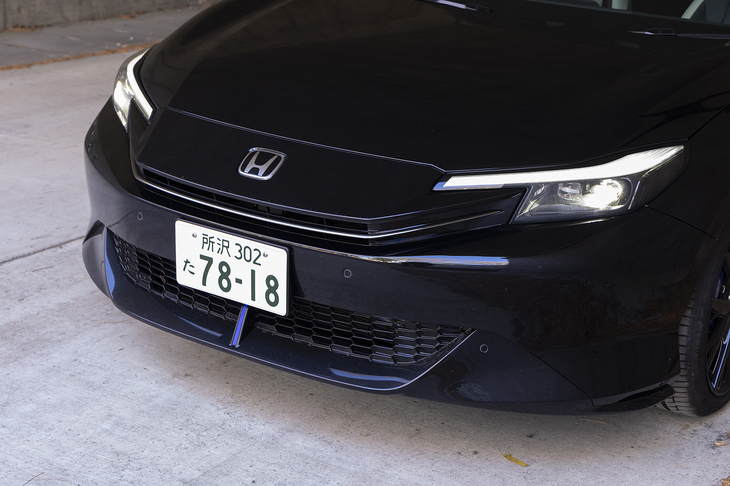 シャープな造形のヘッドランプと妙に長いフロントオーバーハングが独特の魅力をもたらしている。ナンバープレートの下の青いアクセントは重心を低く見せる効果があるという。