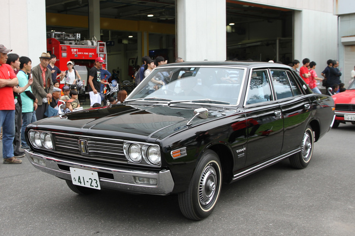 1972年「日産セドリック2000スーパーデラックス」。1971年に「グロリア」と双子車となって登場した、型式名230こと3代目セドリックの基本となるセダン。ライバルの「トヨタ・クラウン」が、俗にクジラと呼ばれる個性的なスタイリングが裏目に出て自滅したこともあり、セドグロ史上で唯一クラウンにセールスで勝利した世代となった。