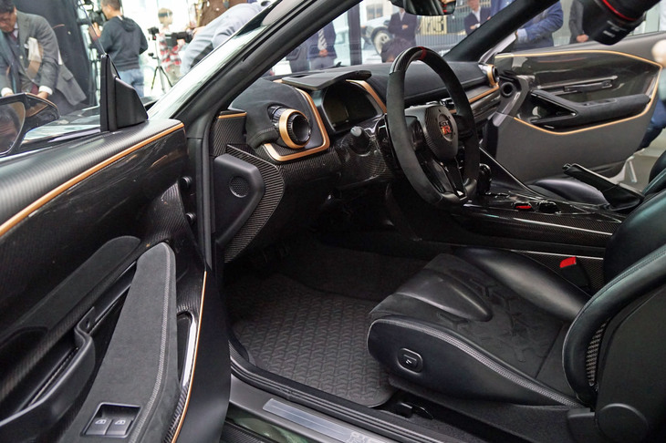 インテリアにも、随所にゴールドのアクセントが配される。市販化の際には「トラック」と「スタンダード」の2タイプのデザインが用意されるという。