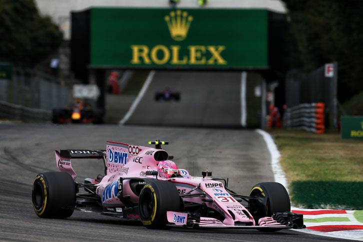 今季度重なるチームメイト同士の接触に頭を悩ませるフォースインディア。前戦ベルギーGPでの同士打ちを経て、セルジオ・ペレスとエステバン・オコン（写真手前）はチームから厳重注意を受け、イタリアに来ると2人とも落ち着きを取り戻していた。雨の予選でオコンは大健闘の5番手タイム、レッドブルのグリッド降格で3番グリッドを獲得。好スタートで2位に上がるも、程なくして強豪チームに次々とかわされてしまい結果6位。それでもランス・ストロールとマッサのウィリアムズ勢はしっかり抑え切った。（Photo=Force India）