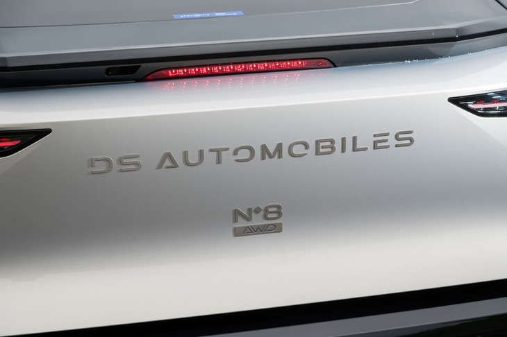今日におけるDSオートモビルの最上級モデルに位置する「N°8」。本国ではFWDの設定もあるが、日本へはロングレンジの2モーター4WD仕様のみが導入される。