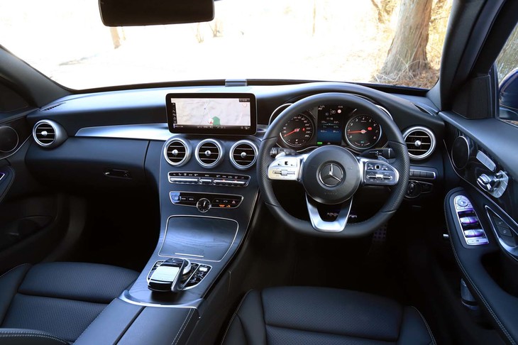 ダッシュボードデザインは、大きく変更されていないが、センタースクリーンは大型化され、10.25インチサイズとなっている。