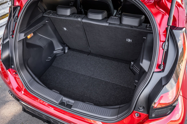 荷室の容量は300リッターで、床面は標準モデルと同じく2段階の調節が可能。上にセットすると後席背もたれを倒したときに床面全体がほぼフラットになる。