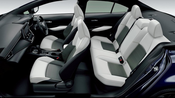 インテリアのカットモデル。ホイールベースは先代比で40mm延長されている。