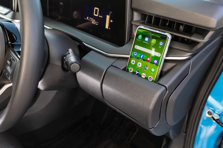 前席のカップホルダーは開閉式で、閉じた際にはスマートフォンを安定させやすい形状になっている。
