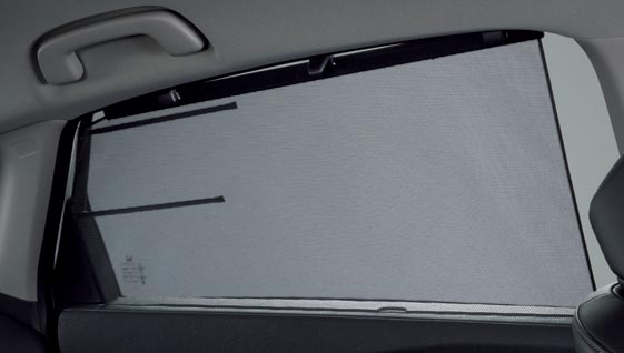 リアドアには、後席用のサンシェードが備わる。