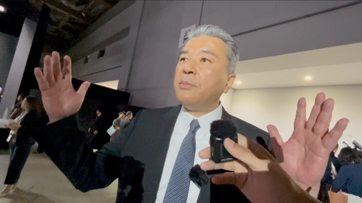 トヨタの中嶋裕樹副社長。囲み取材のような状況だったため、「私は逃げも隠れもしません」みたいな写真になってしまった。