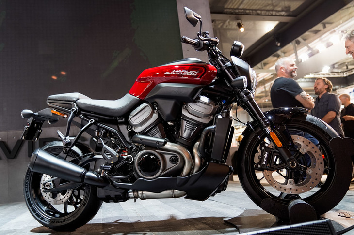 ハーレーダビッドソンは、新型の水冷60度V型DOHC 4バルブエンジンを搭載した「BRONX（ブロンクス）」を発表した。これは2018年に発表された、2022年までの中期世界戦略「More Roads to Harley-Davidson」に基づいて設定される“ストリートファイター”モデルだ。しかし現物は、ストリートファイターというよりもネイキッドスポーツバイク。排気量975ccの新型エンジンのフィーリングも大いに気になる。