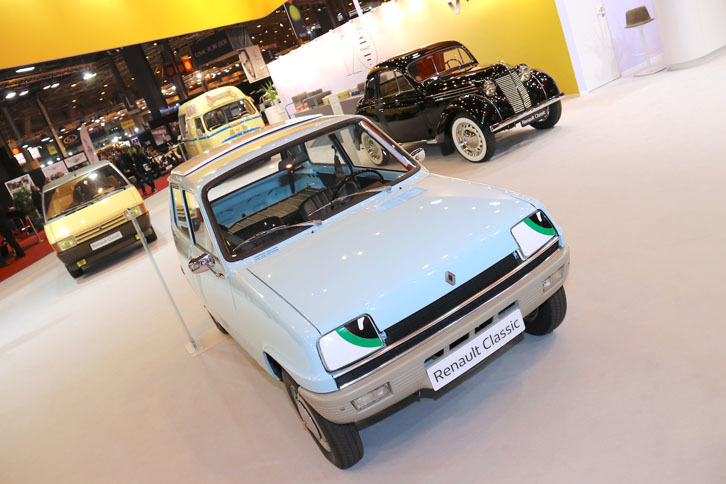 創業120年を記念したルノーの特別展より。写真手前は「ルノー5エレクトリック」の第2世代（1974年）で、13台が製造された。車体の後部は8基のバッテリーが占めるため、シートは前2座のみである。