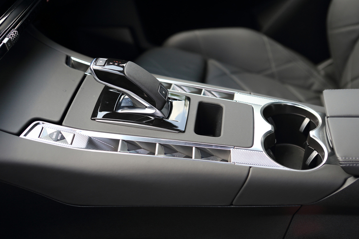 トランスミッションは、アイシン・エィ・ダブリュと共同開発した8段ATのみ。シフトレバーの左右には、窓ガラスの開閉スイッチやロックボタンが並ぶ。