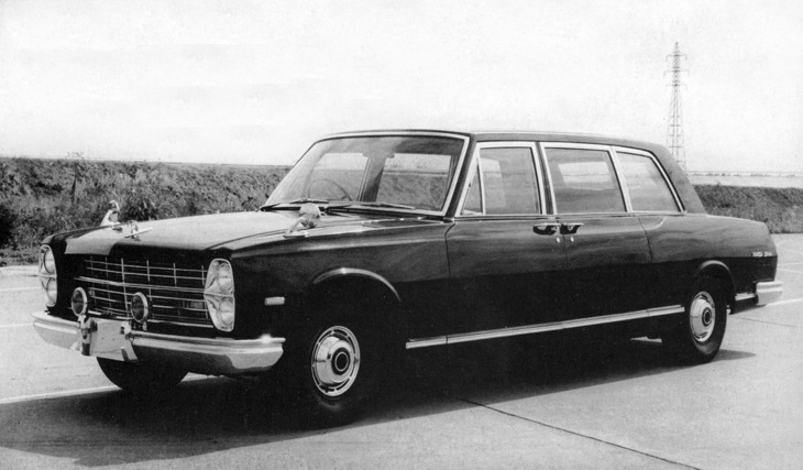 天皇の御料車だった「日産プリンス・ロイヤル」。皇室と縁のあった旧プリンスで開発・製造されたが、日産との合併後の1966年秋に正式発表されたため、車名に「日産」を冠することとなった。市販車ではないが、合併の影響を受けた一台である。