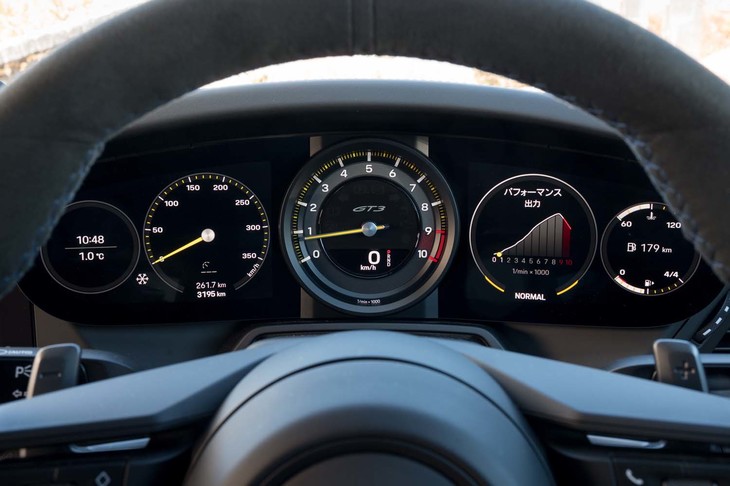 4リッターボクサーユニットのレブリミットは9000rpmでタコメーターのフルスケールは1万rpm。