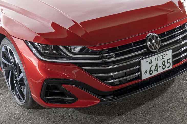 ヘッドランプとつながっているように見える、個性的なフロントグリル。LED照明が内蔵されている。