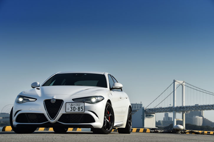 フロントバンパーの下部にはカーボン製の可動式スポイラー「ALFAアクティブエアロスプリッター」が装着されている。