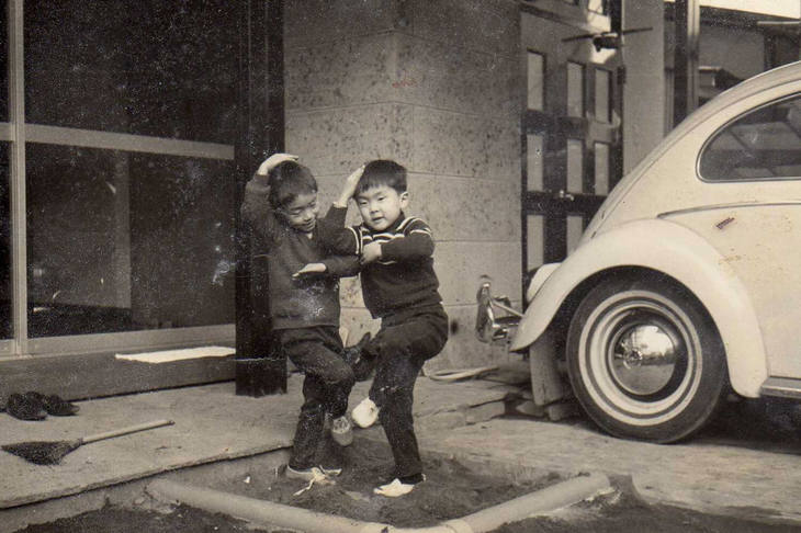 幼少期の筆者。（写真右）