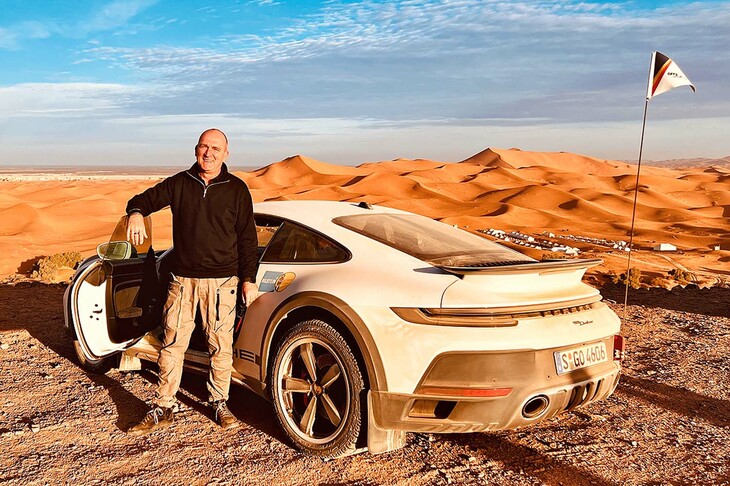 「911ダカール」と筆者。同モデルは世界限定2500台が販売される。