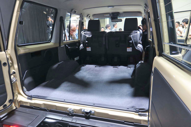 すっきりとした「ランドクルーザー“70”」の車内は、荷物の積載性にも優れている。写真は後席を折り畳み、収納スペースを最大化した状態。