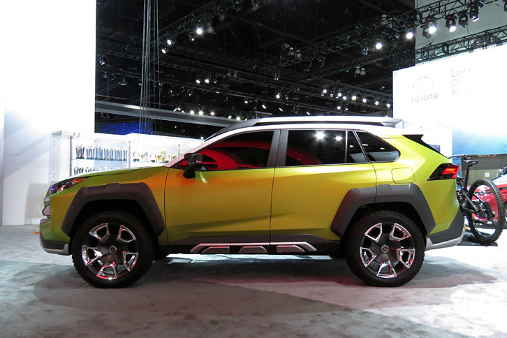 オフロードイメージを強調するデコレーションが目を引く「FT-AC」だが、“素”のフォルムは、ひょっとしたら次期型「RAV4」のデザインを示唆しているのかもしれない。