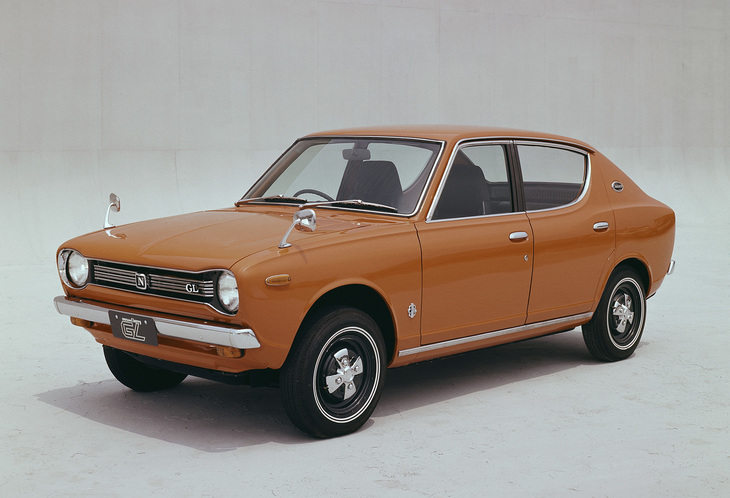 「超えてるクルマ」というキャッチフレーズを掲げて1970年にデビューした「日産チェリー」。日産で初めてFF（エンジン横置きのイシゴニス式）を採用した、欧州車的な設計のコンパクトカー。当初のボディーは2ドア／4ドアセダンで、後にテールゲート付きクーペが加えられた。