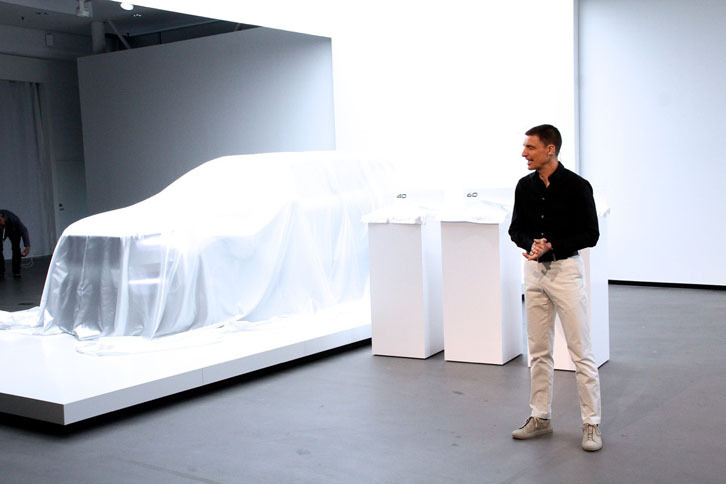 ベールをかぶったコンセプトカー「40.1」と、プレゼンテーションを始めるトーマス・インゲンラート氏。