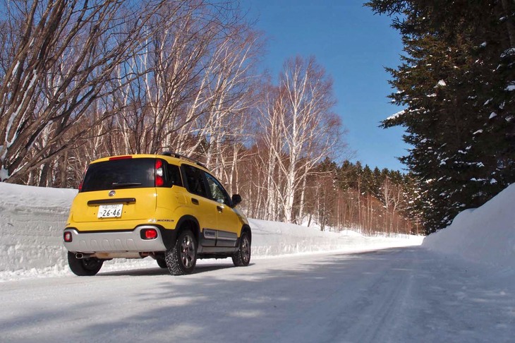 日本に導入されるや、たちまち150台が完売した「フィアット・パンダ クロス4×4」。ディーラーの店頭では、まだ購入可能な車両も残されているようだ。