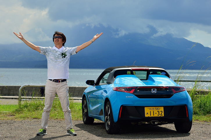 桜島をバックにポーズをキメる筆者と、愛車の「ホンダS660」。（写真＝池之平昌信）