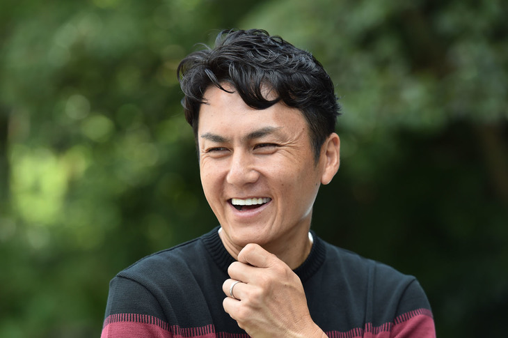 谷口信輝（たにぐち のぶてる）
	レーシングドライバー
	1971年広島生まれ。高校時代からバイクに夢中になり、18歳でミニバイクレース日本一に。その後、ドリフトと出会い、四輪に転身。2001年（30歳）に本格的にレース活動を開始した。D1グランプリでは初開催の2001年にシリーズチャンピオンを獲得し、その後も表彰台の常連として活躍するが、2005年シーズンをもってフル参戦を一時的に休止。2012年、7年ぶりに同グランプリにフル参戦で復帰した。一方、全日本GT選手権（現SUPER GT）には2002年から参戦しており、2011年にSUPER GT初の“痛車”チーム、グッドスマイルレーシングの「初音ミクBMW Z4 GT3」を駆ってシリーズチャンピオンを獲得。2014年に2度目のチャンピオンに輝いた。2017年に同チームから「メルセデスAMG GT3」で参戦し、3度目のチャンピオン獲得。2018年シーズンは2年連続の王座を狙う。