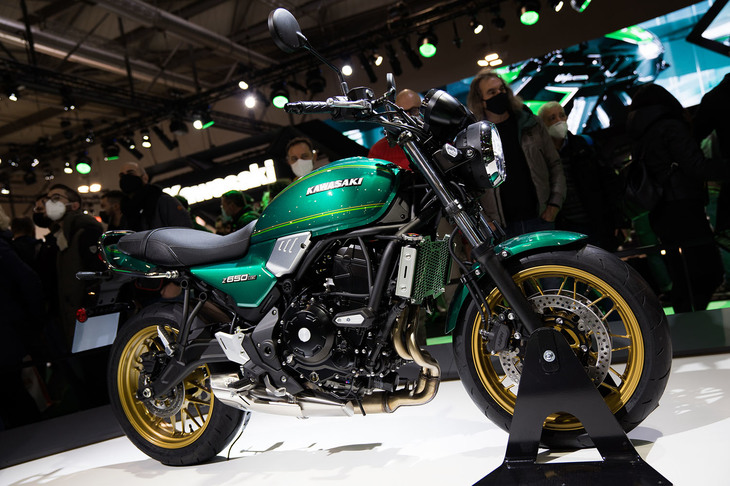 2021年9月末に発表された「カワサキZ650RS」も展示された。ネイキッドスポーツ「Z900」をベースにレトロモダンな外装を付与した「Z900RS」が成功を収めたことから、その手法をミドルクラスのモデルにも採用。2気筒エンジンを搭載する「Z650」をベースに開発されたのがZ650RSである。1970年代半ばに登場した初代Z650は、先に発売された「900スーパー4（Z1）」と同様に並列4気筒エンジンを搭載するミドルスポーツモデルで、“ザッパー”の愛称で親しまれた。Z650RSは、その初代Z650に通じる軽快なスタイルと乗り味を再現。「EICMA」の会場には、新旧2つのモデルが展示された。