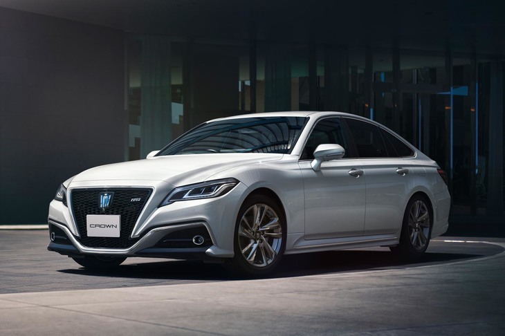 4ドアセダンの代名詞的存在といえる「トヨタ・クラウン」。2020年11月2日にマイナーチェンジが発表されたばかりだが、純粋なセダンとしてはこの15代目が最後になるとうわさされている。