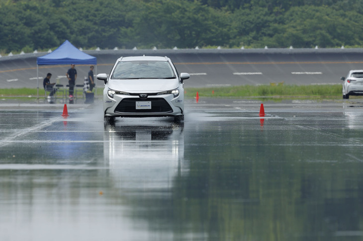 「トヨタ・カローラ ツーリング」に新品の「クロスクライメート3」と、残溝が2mmとなった同タイヤを履かせてウエットブレーキ性能を比較した。サイズはいずれも205/55R16。