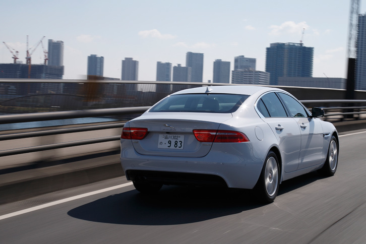 動力性能については、0-100km/h加速が7.1秒、最高速が228km/hと公表されている。