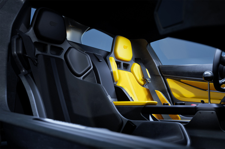 「T.50」のシートレイアウトは中央に運転席を据えた3座式。一方「T.33」はコンベンショナルな2シーターである。