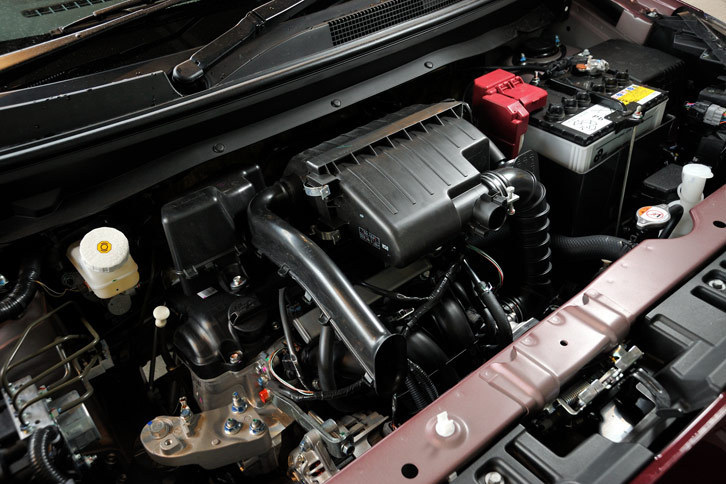 日本仕様の「ミラージュ」のエンジンは、当初1リッター直3のみだったが、2014年12月に1.2リッター直3が追加された。今回のマイナーチェンジでは1リッターが廃止され、1.2リッターに一本化されている。