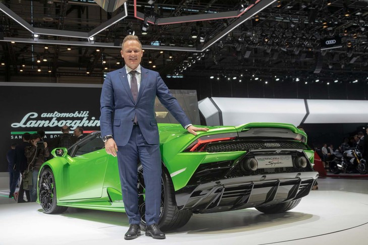 ランボルギーニ・ウラカンEVOスパイダーとランボルギーニチェントロスティーレ（デザイン部門）のトップ、ミィティア・ボルケルト氏。