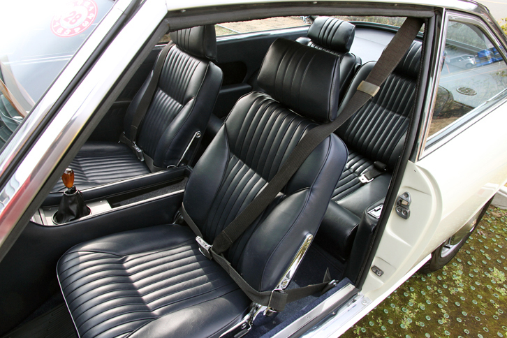 「117クーペ」の後席はプラス2ではなく、フル4シーターである。