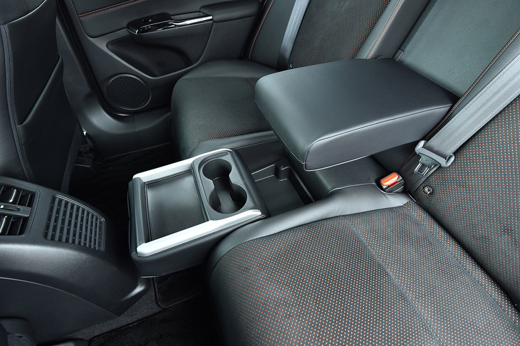 後席の中央席は、左右席用の大型アームレストやカップホルダーを兼ねる。