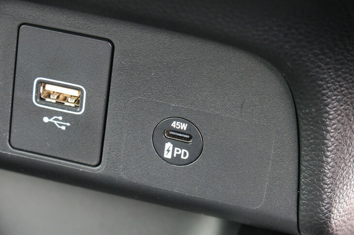 ホンダ・フィット e:HEV RS ホンダアクセス用品装着車（USB PDチャージャー）