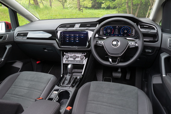 内装は飾り気のないシンプルなもの。ダッシュボード上面にグローブボックスを設けるなど、収納は充実している。