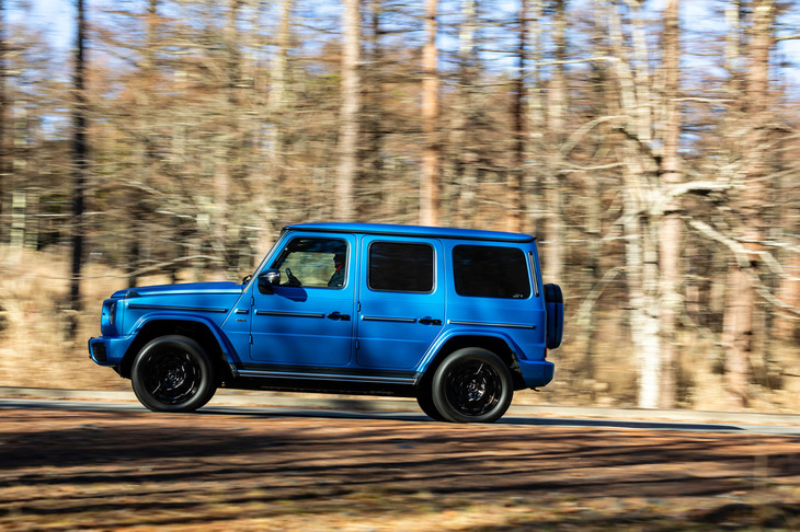 4つのモーターはそれぞれ2段の変速機を内蔵し、ローレンジに入れると減速比が2：1に変わる。個別にホイールロックすることで仮想的なデフロック機能も使える。