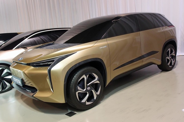 「e-TNGA」の採用を想定した、「ハイランダー」クラスのEV。スバルと共同で開発される電気自動車のSUVは、このようなデザインになるのかもしれない。