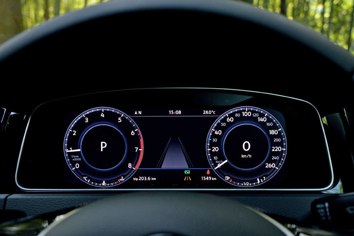 「アクティブインフォディスプレイ」にはナビの地図を含め、5種類の異なるプログラムを表示させることができる。