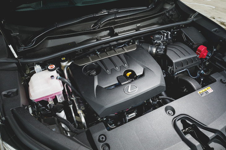 フロントには「GRヤリス」や「GRカローラ」と同じ最高出力304PS、最大トルク400N・mの「G16E-GTS」エンジンを搭載する。