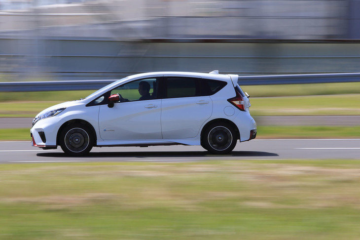 
	ガソリン、e-POWER（ハイブリッド）とも「NISMO」シリーズには全5色のボディーカラーが用意される。撮影車両は「ブリリアントホワイトパール」。
	