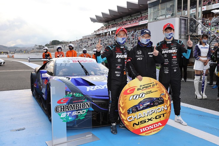 優勝したマシンを前に、勝利を喜ぶTEAM KUNIMITSUの3人。写真左から山本尚貴、高橋国光総監督、牧野任祐。