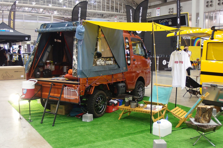 こちらは「車中泊」ならぬ、軽トラックの「荷台泊」を提案する展示。カーファクトリーターボー（青森県つがる市）が「ダイハツ・ハイゼット」をベースに作った「バグトラック」で、荷台にほろを付け、そのままテントとしているのがミソ。