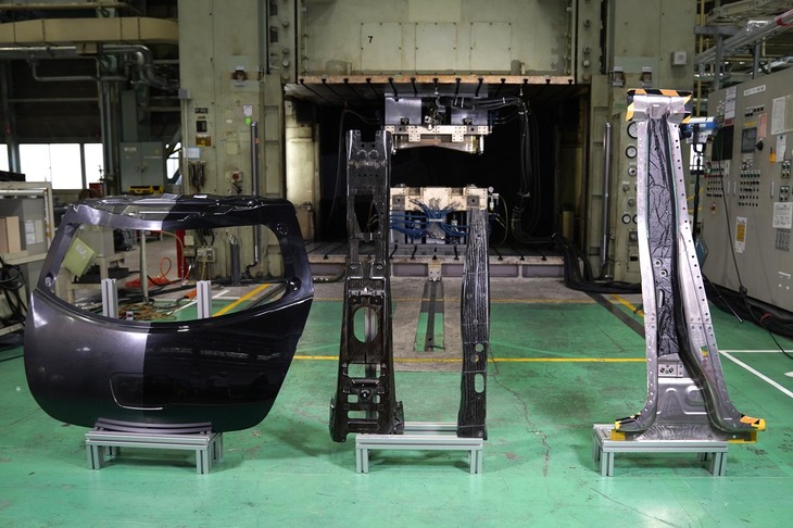 日産独自の「C-RTM工法」により成形された、CFRP部品の一例。