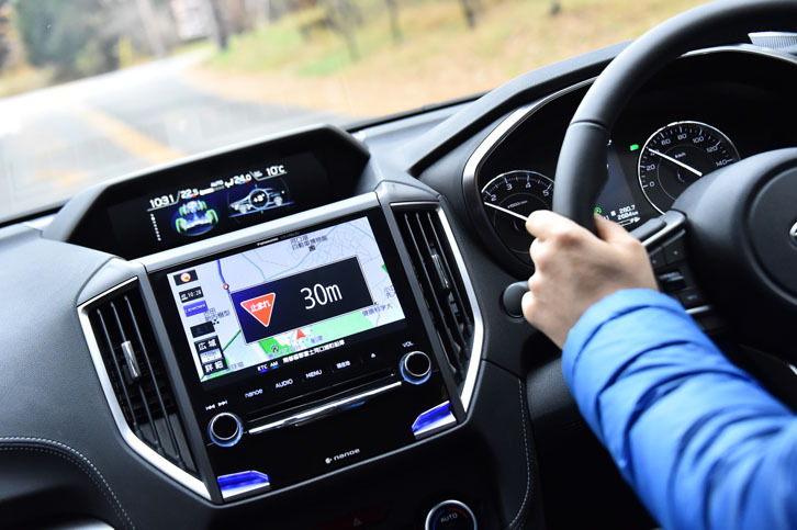 新型「インプレッサ」では、道路標識の内容がカーナビの画面に大きく示される。写真の「パナソニックビルトインナビ」は、23万4360円の販売店オプション。