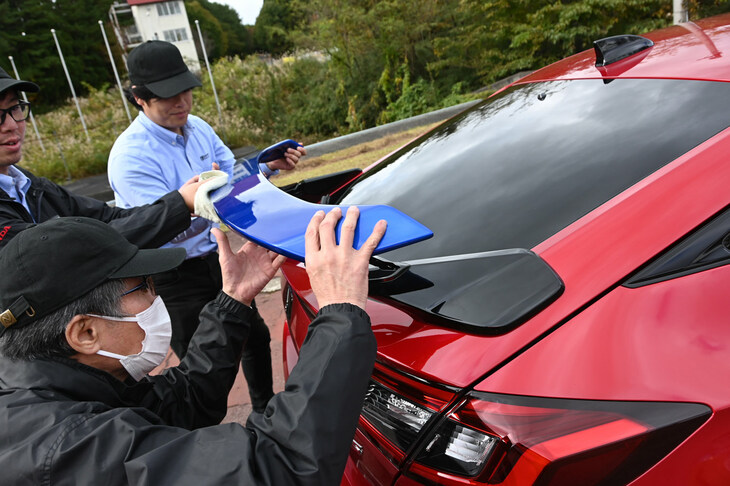 ウイングを支えるステーは両者共通のため、交換はものの数分で完了した。